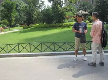 事故发生地点，当时草地边并未有隔离护栏