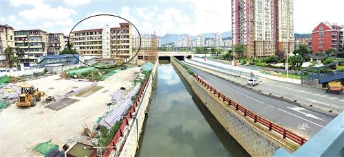  东半幅已通车，因这栋楼（画圈处）未征迁，西半幅最后百米停工 