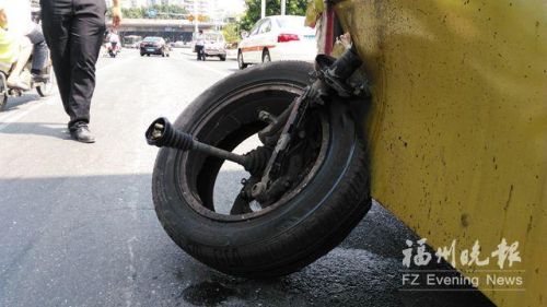小车急变道右前轮被撞飞引发连环碰撞致道路拥堵