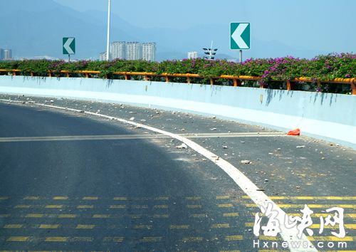 拐弯处的路面上满是碎石和水泥块