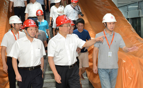 提速地铁建设,成为福州市委践行“马上就办、真抓实干”精神的一大抓手,9月3日,倪岳峰(前排中)、尤猛军(前排左)一行到地铁1号线东街口站调研