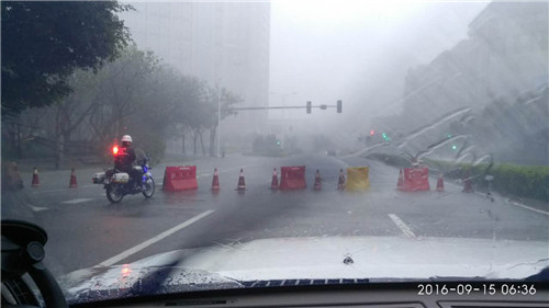 泉州考评中心开展抗台风应急抢险志愿服务活动