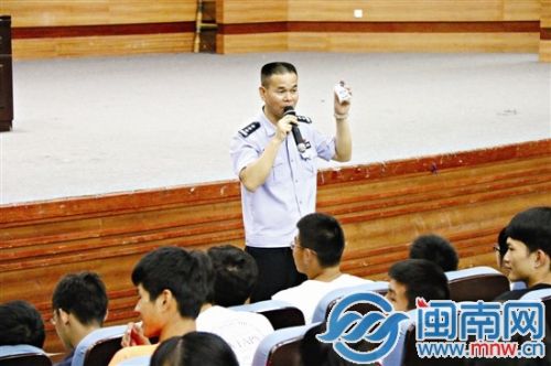 陈清洲为大学生宣传防骗知识