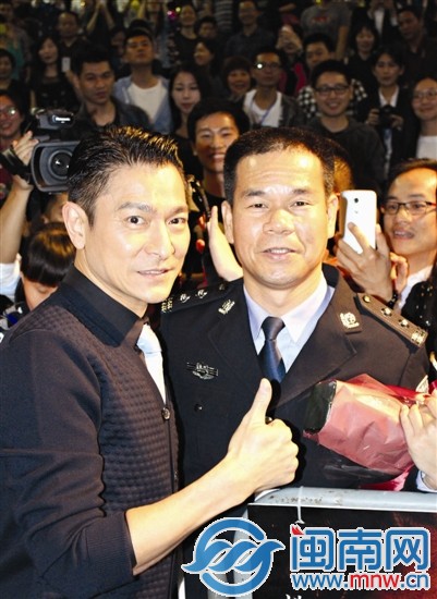 去年3月，厦门影迷见面会现场，华仔给交警陈清洲点赞