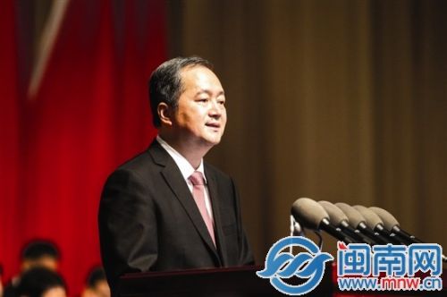 郑新聪向大会作报告