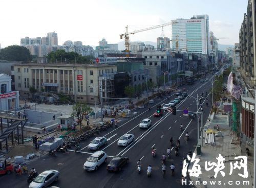 围挡拆除后,南街路面铺上沥青,标志线已画上