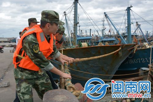 祥芝邊防派出所官兵幫漁民加固纜繩