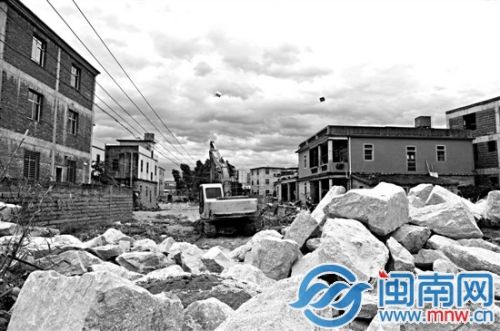 洪瀨鎮(zhèn)集新村，梅溪河堤缺口處正在修復(fù)