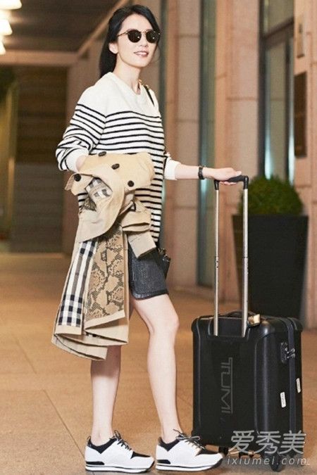 女明星最新机场街拍 这个秋天都穿什么衣服