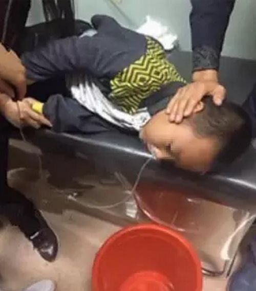 三年级男生被逼吃铅笔芯