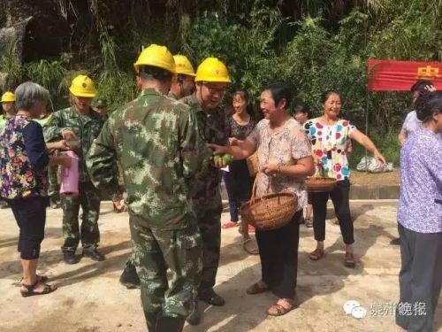 道路抢通,军民乐开怀:村民送橘子 鸡蛋表示感谢2
