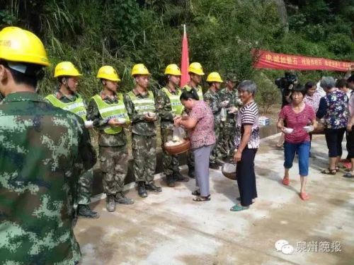 道路抢通,军民乐开怀:村民送橘子 鸡蛋表示感谢
