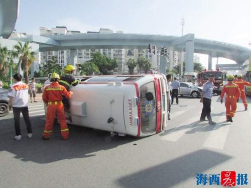 120急救车送病人去医院被撞侧翻 乘客无大碍