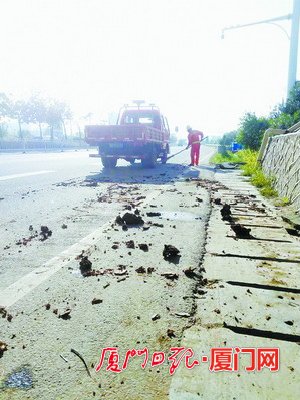 集美一公路被黄土大面积污染 肇事车辆不见踪影