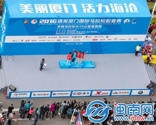 《领奖台上》程志勇摄