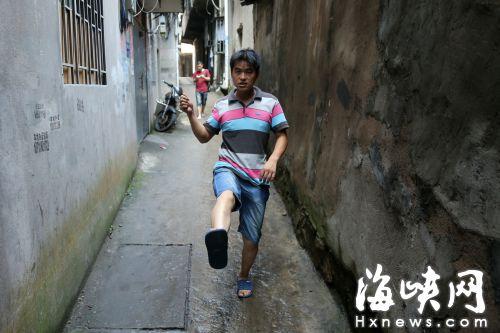 李春林给记者还原凌晨抓小偷场景