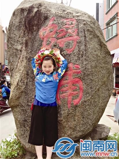 6岁的黄馨怡成了蟳埔的小小代言人