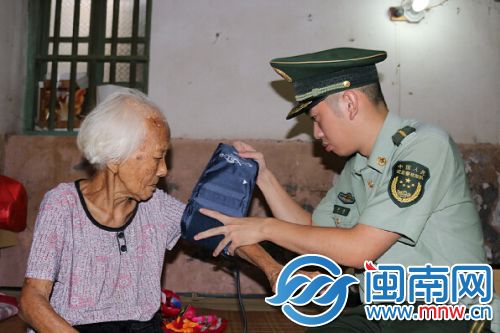 边防官兵为孤寡老人量血压