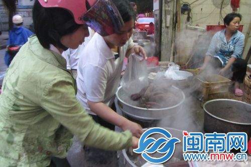 市民正在买番薯和芋头