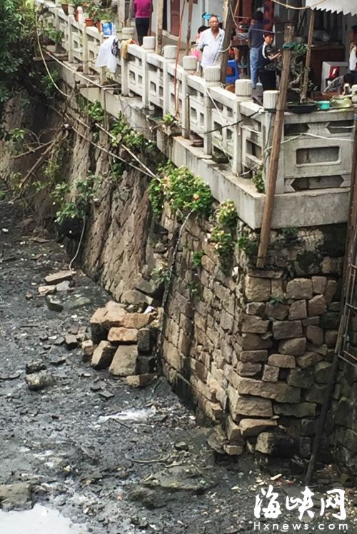 瀛洲河边的老旧小区，仍有大量生活污水排进河里，造成河水黑臭