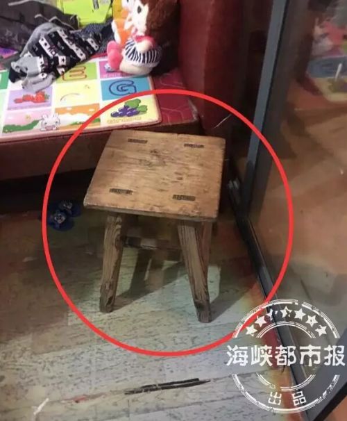 事发时放在阳台上的板凳