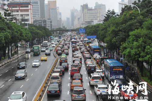 昨日上午高峰期，福州五四路由北往南，从二环路口堵到了琴亭桥