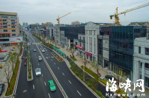 南街围挡已全部拆除，两边开始绿化，道路焕然一新