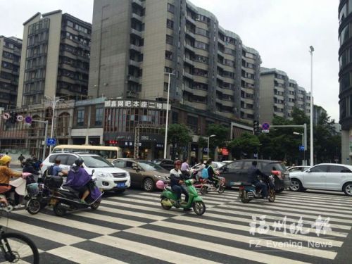 津泰路口信号灯瘫痪。