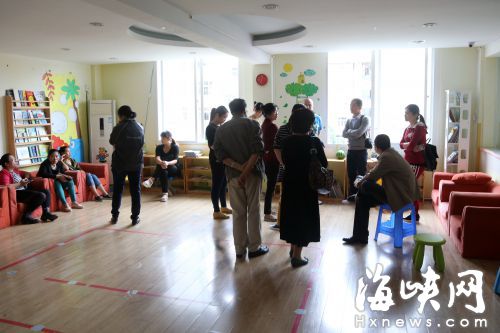数十位家长到爱阅教育讨说法
