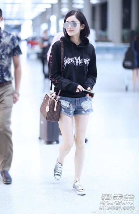 古力娜扎最新街拍 毛衣配短裤大秀美腿