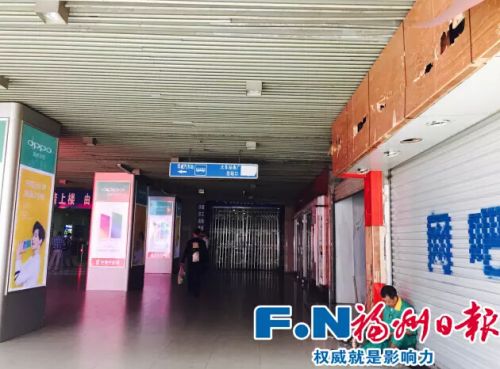 ▲现状:地下商场店面破损。