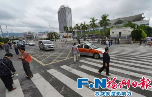 ▲现状:南广场门口人车混行不安全。