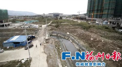 现状：火车南站中央大道预留土地。