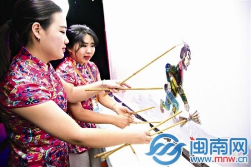 皮影戏幕布后的操控人员