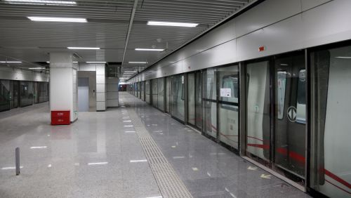 象峰站内已停有试运行的地铁列车