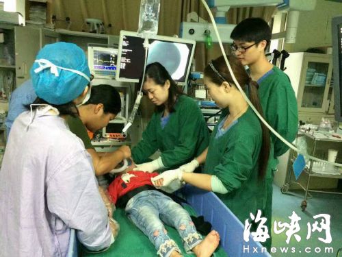 几名医护人员一起哄哭闹的小彤（医生供图）