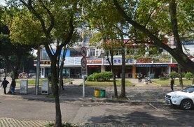 建停车场之前的隆凤新村门口，是大片的绿地和人行道（资料图）