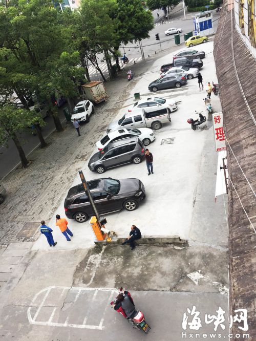 隆凤小区门口人行道上的绿地被铲，铺上水泥建停车场