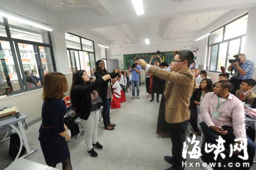 林肯中学的学生学作揖