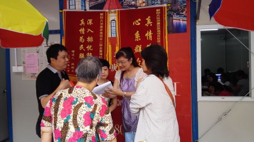 征收组工作人员给居民解答政策