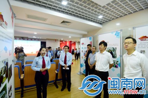 参加仪式的领导嘉宾参观党建馆