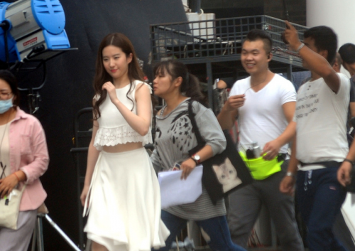 刘亦菲白裙踩拖鞋 身材肉感画风转变太快(图)