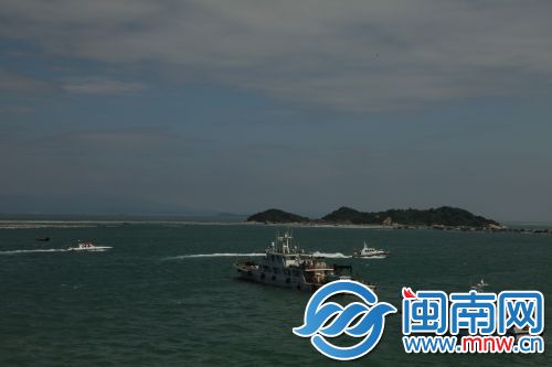 搜救演练现场，船舶列队