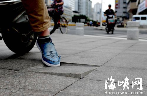 地砖凹凸不平，易绊倒路人