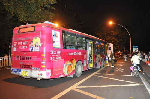 白马路公交车站，公交车没有完全在港湾内停靠