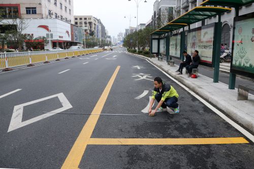 南街公交车站港湾宽仅3米，站台仅宽1.5米