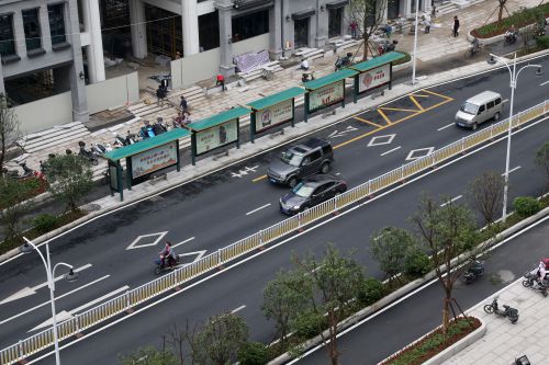 福州东街口大洋百货对面新建的港湾公交车站，港湾有点浅