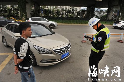 火车站北广场前三环路常见违停车辆