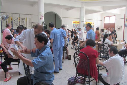 活动当日，几百人到场让按摩师们提供按摩保健服务