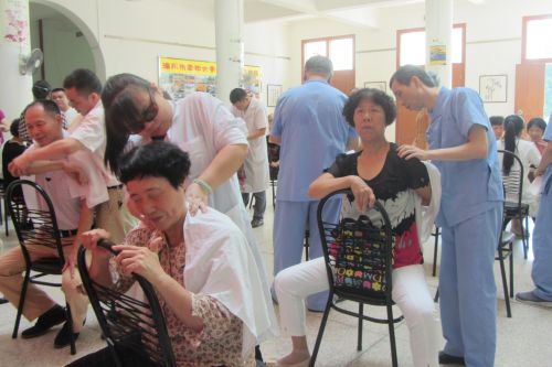 按摩师为患者按摩保健